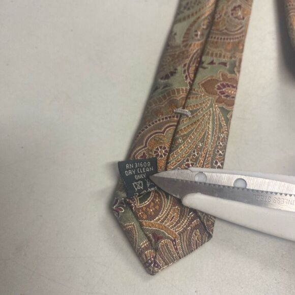 JoS.A.BANK Signature Collection Gray Gold Paisley Silk Tie New With Tags - Picture 5 of 11